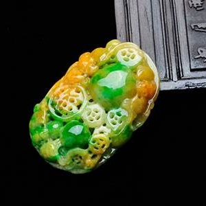 精雕俏色黃加綠翡翠觀音擺件欣賞