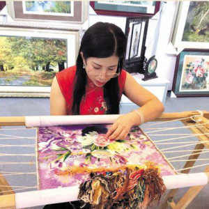 長沙非遺湘繡作品走出國門飛向太空 展現湘情湘韻