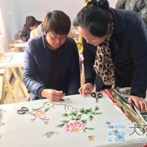 新蔡文化服務中心的致富經：看戲刺繡兩不誤