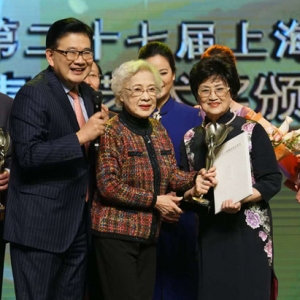 秦怡為王文娟頒獎