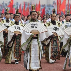 鄭州大學(xué)運(yùn)動(dòng)會(huì)開幕式不斷感受穿越