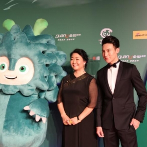 薩日娜出席上海國際綠色電影周閉幕式紅毯秀