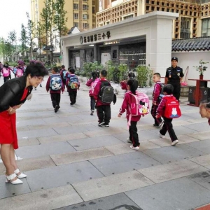 貴陽一小學老師給學生鞠躬敬禮要成為常態化，才是在傳承中華民族精髓之舉
