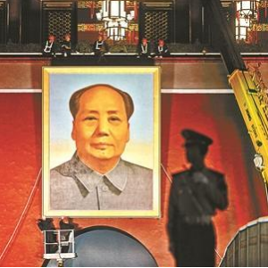 天安門城樓更換毛主席畫像，整個過程持續1個多小時