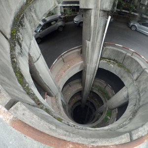 重慶一小區停車要下5層樓　360度連環轉轉暈司機