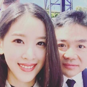 章澤天亮相巴黎時(shí)裝周，粉絲：她稍微一打扮就很驚艷