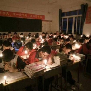 高三學(xué)生秉燭夜學(xué):今天點(diǎn)蠟燭將來(lái)也許能多考一兩分 　　