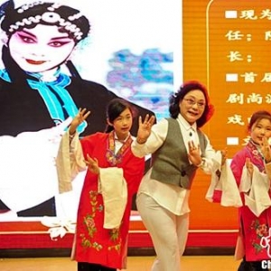 戲曲進校園蓬勃開展 弘揚傳統藝術如何落到實處？ 　　