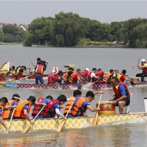 龍舟競(jìng)渡鬧端陽(yáng)，華亭湖上的中國(guó)傳統(tǒng)味道越劃越濃