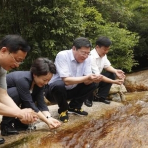 省委書記手捧溪水 連喝了三大口