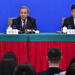 陳錫文：不能要求農民必須退出承包經營權才能進城落戶