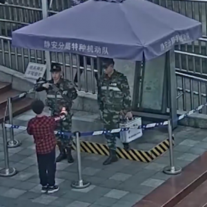 上海火車站執(zhí)勤武警與少年相互敬禮致意的背后，有一個溫暖的故事…… ...