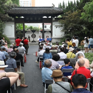 歷史的豐碑——《“華東人民革命大學(xué)賦”紀念碑揭幕儀式》在復(fù)旦大學(xué)舉行，為黨的生日和祖國生日獻了一份厚禮，中國郵政發(fā)行郵資明信片祝賀