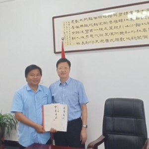 安源區委副書記、區長康峰在區長辦公室親切接見了萍鄉市辭賦學會巫志剛會長
