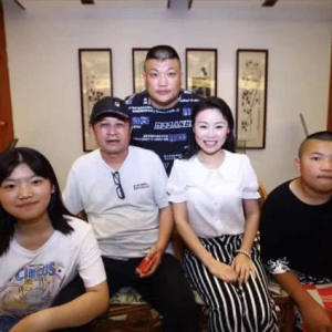 畢福劍與弟子聚會整個人打扮得十分樸素、低調(diào)