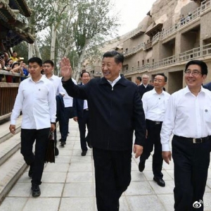 考察敦煌莫高窟，習(xí)近平同游客熱情交流
