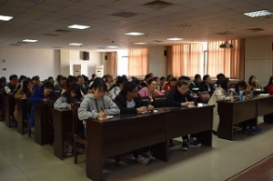 我院全體團干在化北五樓會議室舉辦新聞寫作培訓會