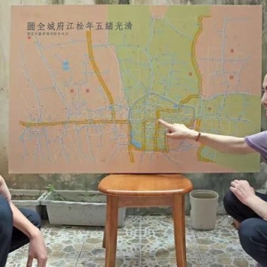 觸摸古松江的山川河流，松江一對母子繪成兩幅古松江地圖