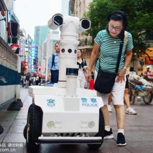 上海：首位機器人警察南京路上崗巡邏