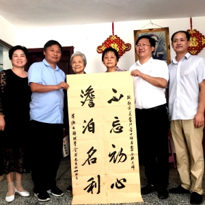 萍鄉市辭賦學會巫志剛會長一行看望龔全珍老阿姨