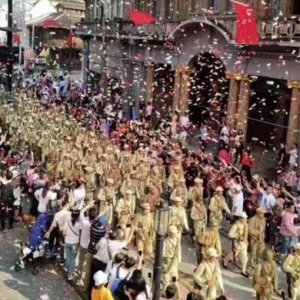 上海影視樂園首開國慶檔夜場，升級呈現慶祝上海解放大游行