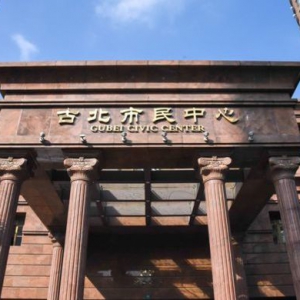 看到老人們在吃飯，總書記風趣地說，“你們吃飯，我就不跟你們握手了”