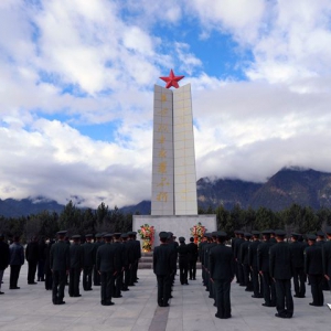 第77集團軍某旅紅色教育基地掛牌儀式在駐地烈士陵園舉行