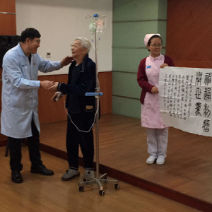 劉松林會長出席彩絲帶公益活動向王振國院長贈送詩作
