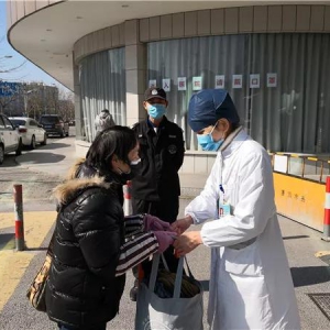 老年患者誰來守護(hù)？醫(yī)院“戰(zhàn)疫快遞員”一天走出10公里