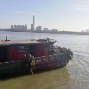 一家三口從江蘇搭貨船“偷渡”來滬   欲從徐匯濱江上岸被群眾制止，結(jié)果你懂的！