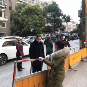 給力！松江區(qū)新橋鎮(zhèn)村鎮(zhèn)辦為開放式小區(qū)的防疫工作再上一把鎖
