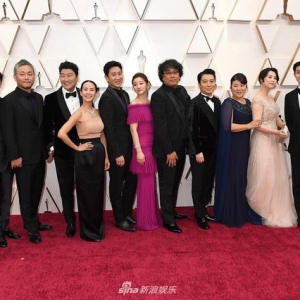 組圖：奉俊昊導演意氣風發 攜《寄生蟲》主創亮相奧斯卡紅毯