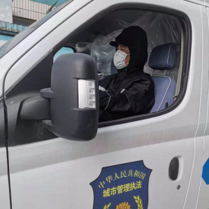 沖鋒前線的松江城管志愿者，執法為民，唱響“城管之歌”
