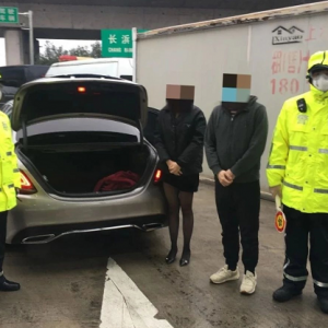 上海首例！一湖北籍女性藏身轎車后備箱，被松江民警查獲！