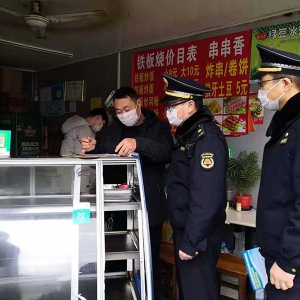 松江經開區城管“疫”不容辭做好沿街商鋪防疫管控