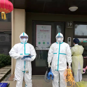 奉賢區鐵哥們成搭檔變身社區“超人”醫生沖鋒防疫一線