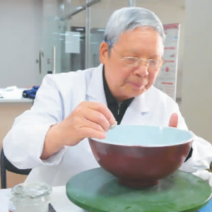 南京博物院文保所原所長(zhǎng)王勉—— 讓破碎的古瓷重?zé)ㄐ律? class=