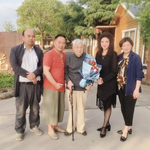 江琴副會長一行趕赴桂花園探望劉松林會長