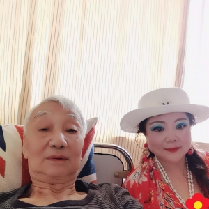 上海通俗文藝研究會名譽副會長著名歌唱達人菜花甜媽探望劉松林會長