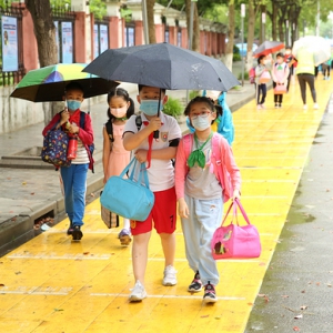 上學下車、放學上車？這所小學為何偏偏推出一條金色步道讓孩子多走一段路