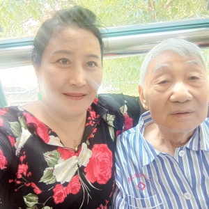 春界文化袁莉趕往醫(yī)院探望師父劉松林會(huì)長(zhǎng)