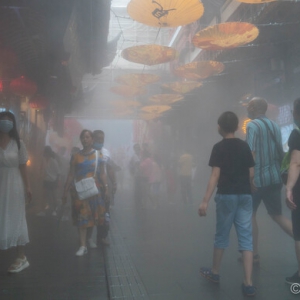 端午小長假首日，上海豫園“滿座”，開啟噴霧消暑……