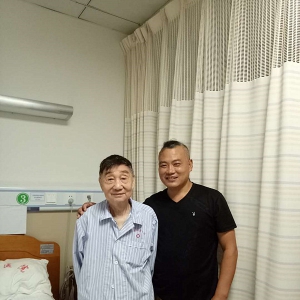 上海通俗文藝研究會藝術團副團長徐樹超探望劉松林會長