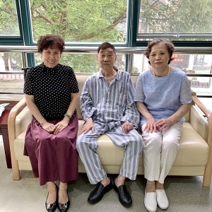 會長助理曹琳偕同傅三妹探望劉松林會長