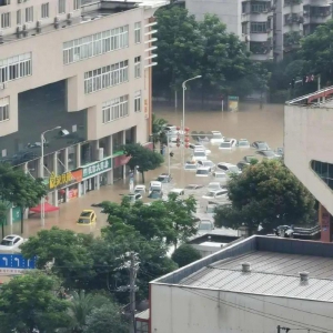 Ⅰ級響應！湖北恩施城區大面積被淹，公交沒頂，江水漫到居民區