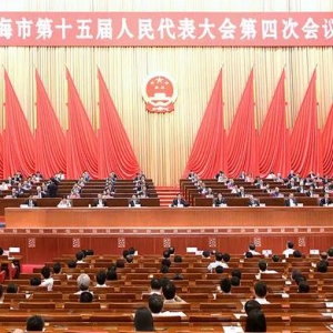 譜寫人民城市新篇章！上海市十五屆人大四次會議閉幕，李強與龔正握手表示祝賀