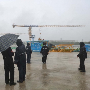 松江區城管經開區中隊風雨兼程對抗臺風“黑格比”