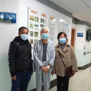 上鋼街道耀華社區(qū)第七黨支部趕赴新華醫(yī)院慰問(wèn)劉松林會(huì)長(zhǎng)