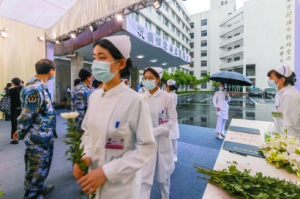 吳孟超為病人著想的醫(yī)者仁心 風(fēng)雨難阻，市民自發(fā)吊唁精誠大醫(yī)