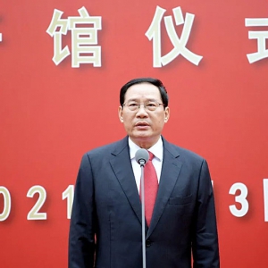一大會(huì)址與新建展館隔街相望、交相輝映，共同組成中共一大紀(jì)念館